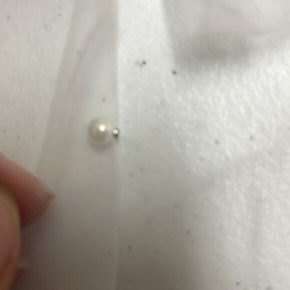 Elegant White Pearl Veil - Picture 3 of 6
